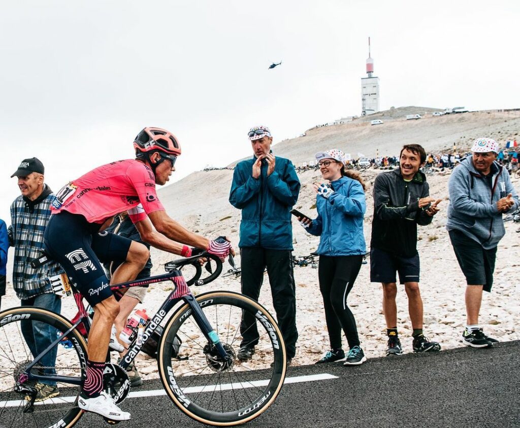 Rigoberto Urán durante el segundo ascenso al Mont Ventoux en la etapa 11 del Tour de Francia 2021