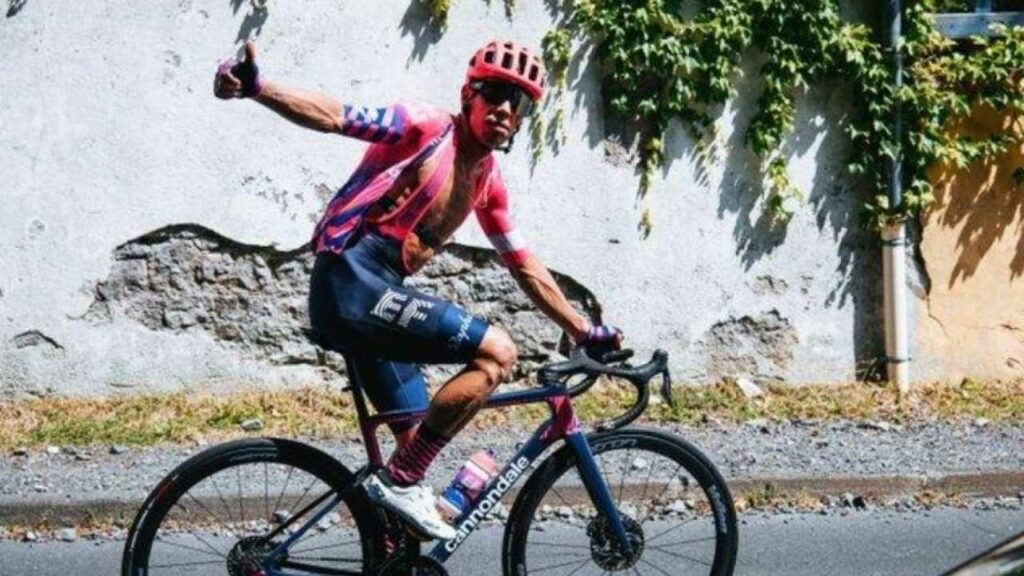 Rigoberto Urán saludando