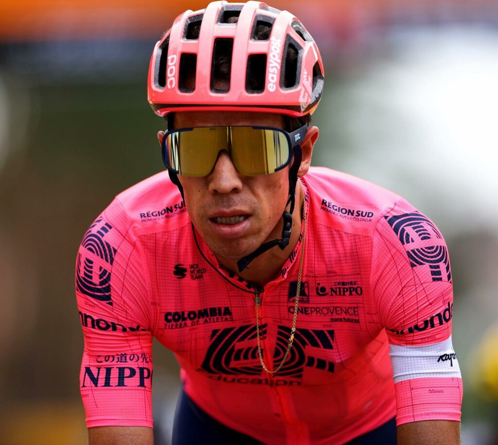 Rigoberto Urán, ciclista del EF Education Nippo, disputando la etapa 11 del Tour de Francia 2021