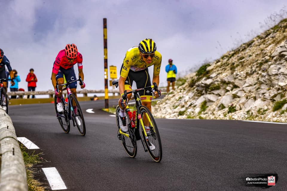 Tadej Pogacar y Rigoberto Urán durante la etapa 11 del Tour de Francia 2021, en el Mont Ventoux