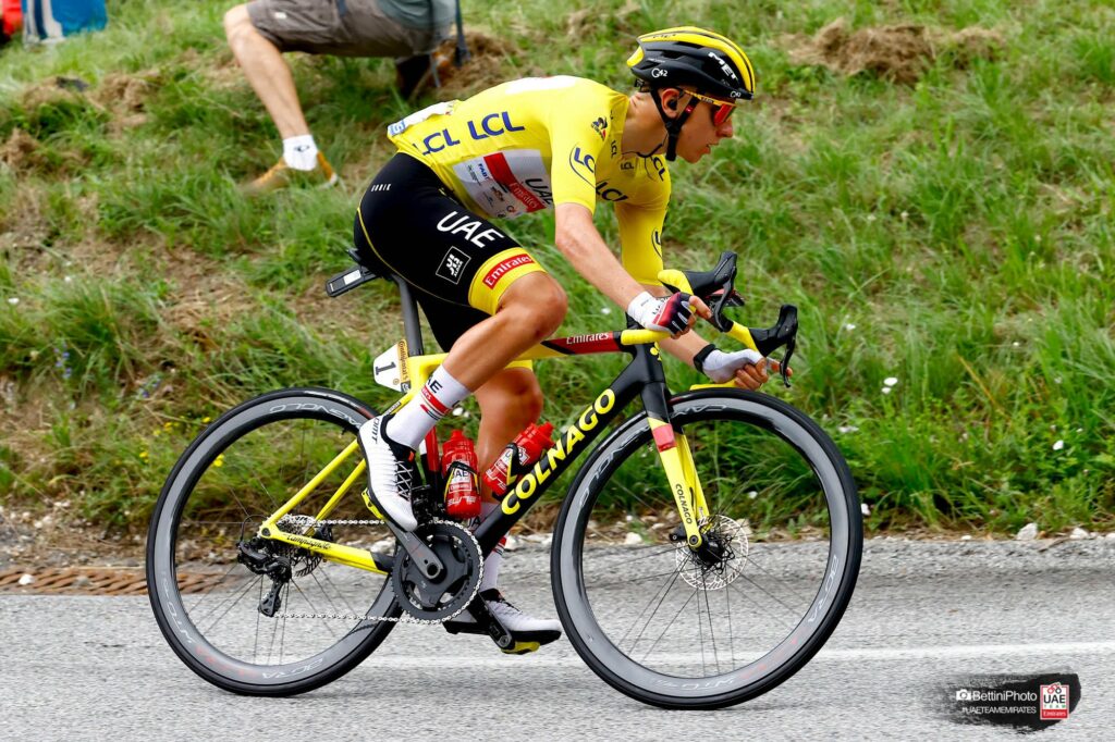 Tadej Pogacar corriendo el Tour de Francia 2021