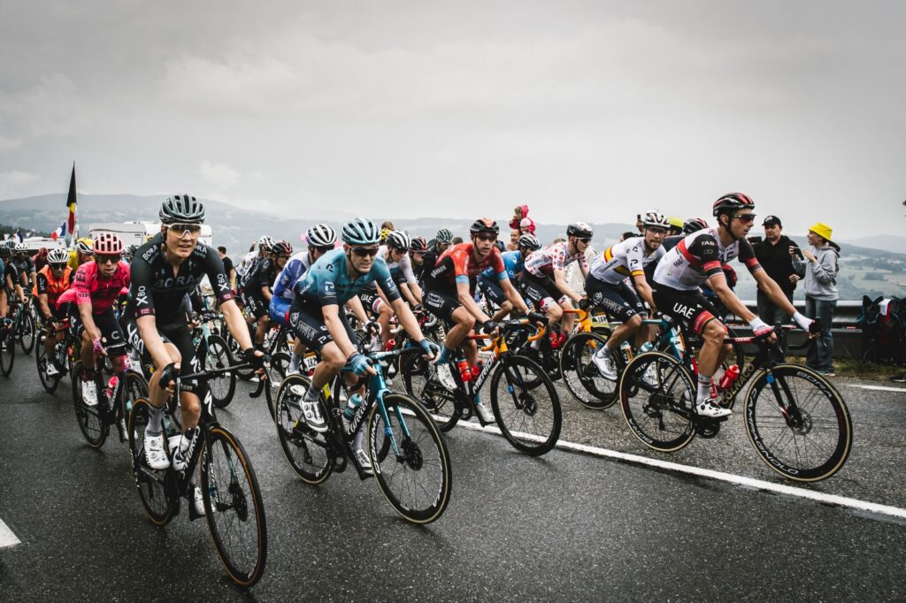 Peloton en la etapa 8 del Tour 2021
