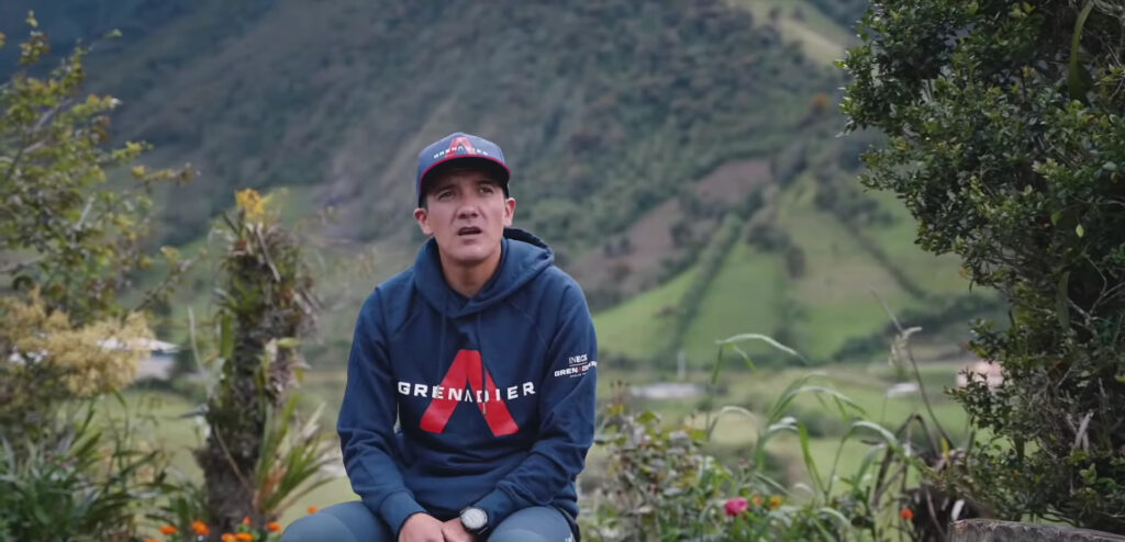 Richard Carapaz con montañas atrás