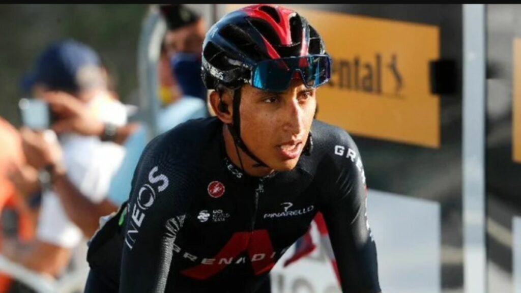 Egan Bernal gesto pidiendo bajar ritmo etapa 5 Vuelta a España 2021