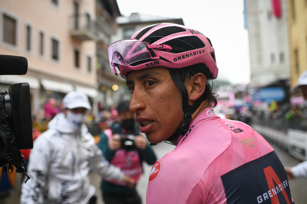 Egan Bernal mirando