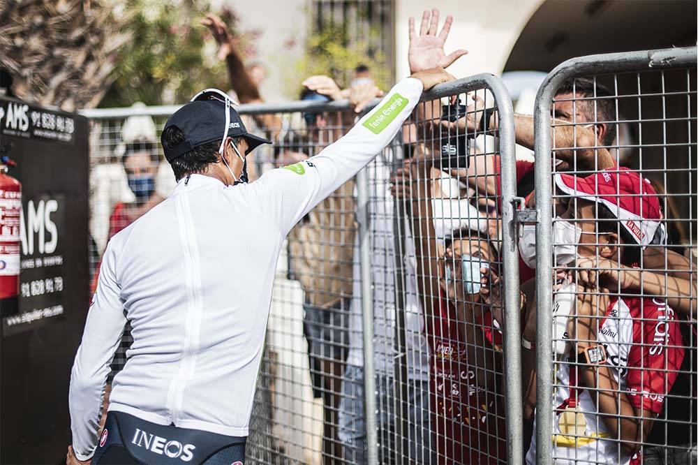 Egan Bernal con la camiseta de líder