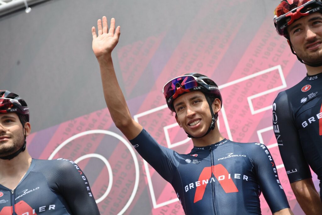 Egan Bernal con su equipo