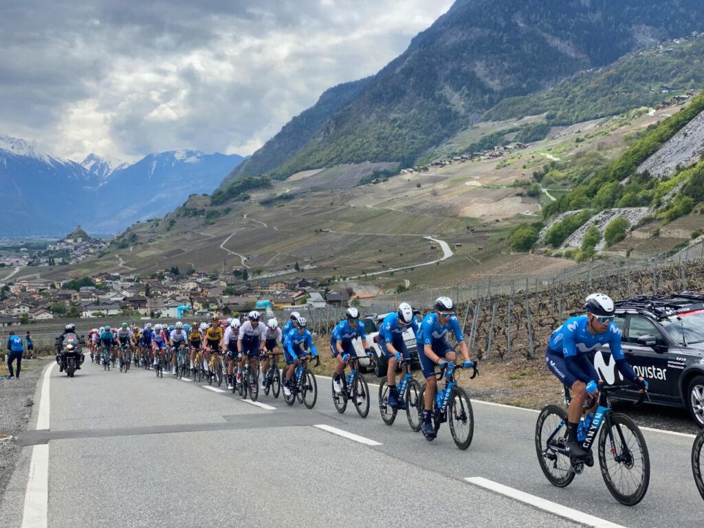 Movistar con montaña atrás