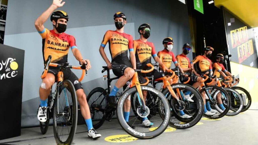 Mikel Landa y su equipo