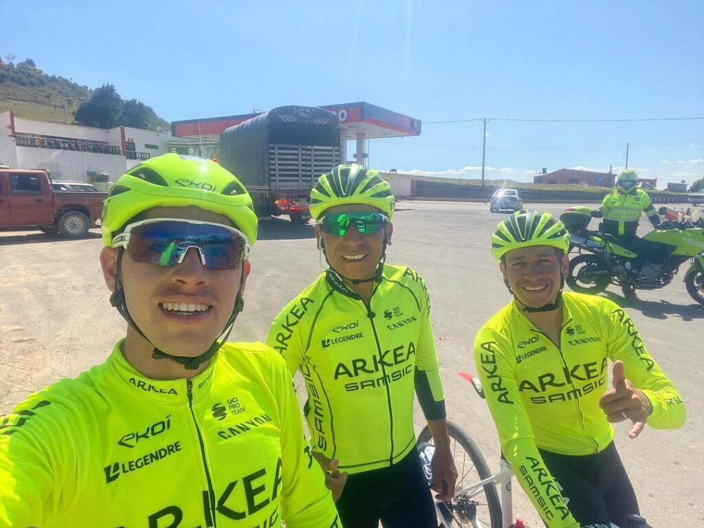 Nairo y Fl+orez con uniforme verde