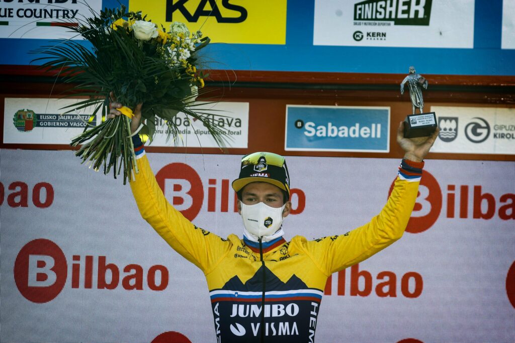 Roglic en un podio