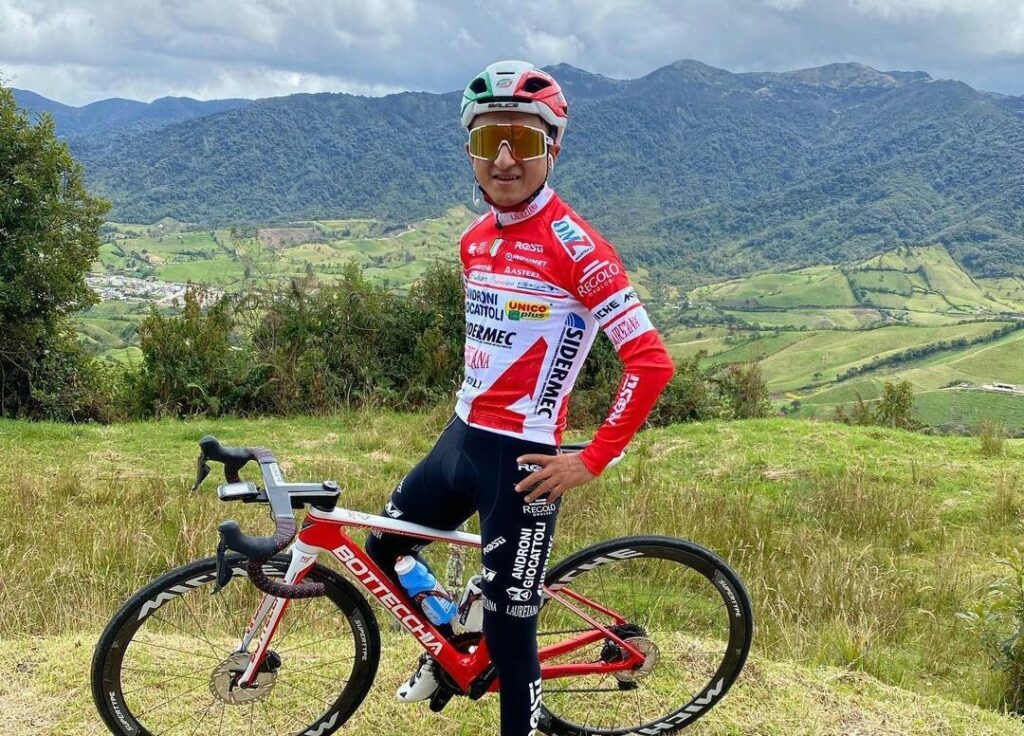 Santiago Umba podio Tour de Savoie Mont Blanc 2021 Alexander Cepeda