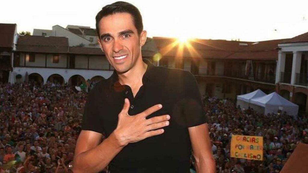 Alberto Contador con la mano en el corazón