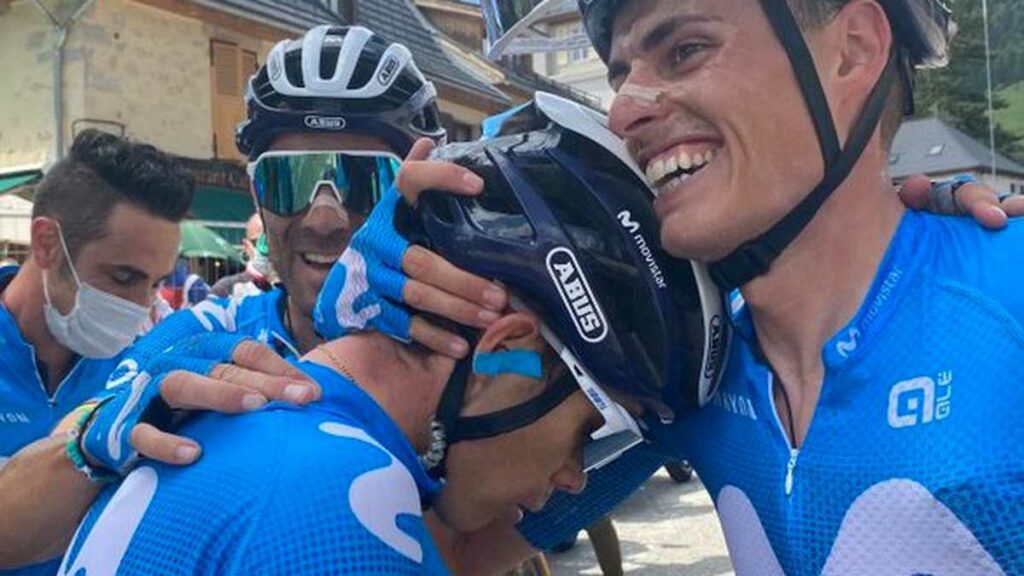 Enric Mas con López abrazándolo