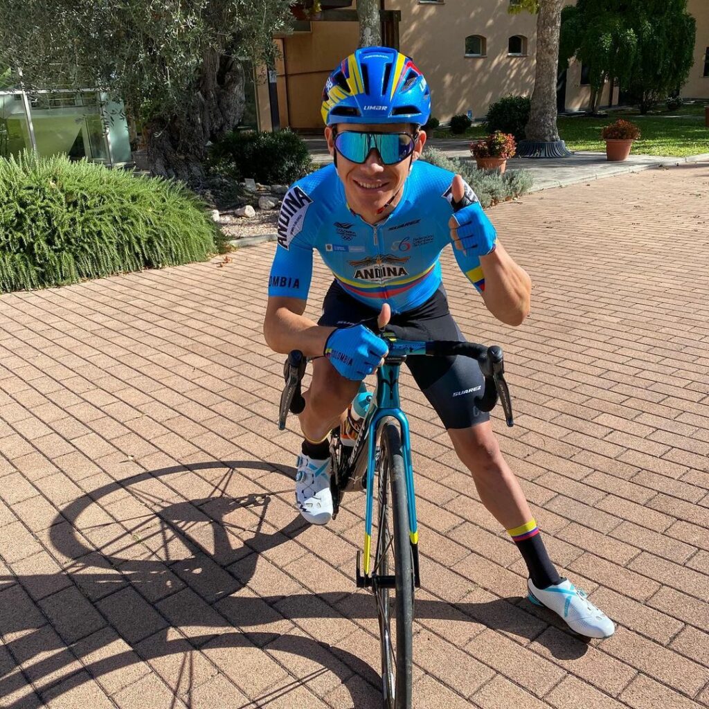 Superman López saliudando