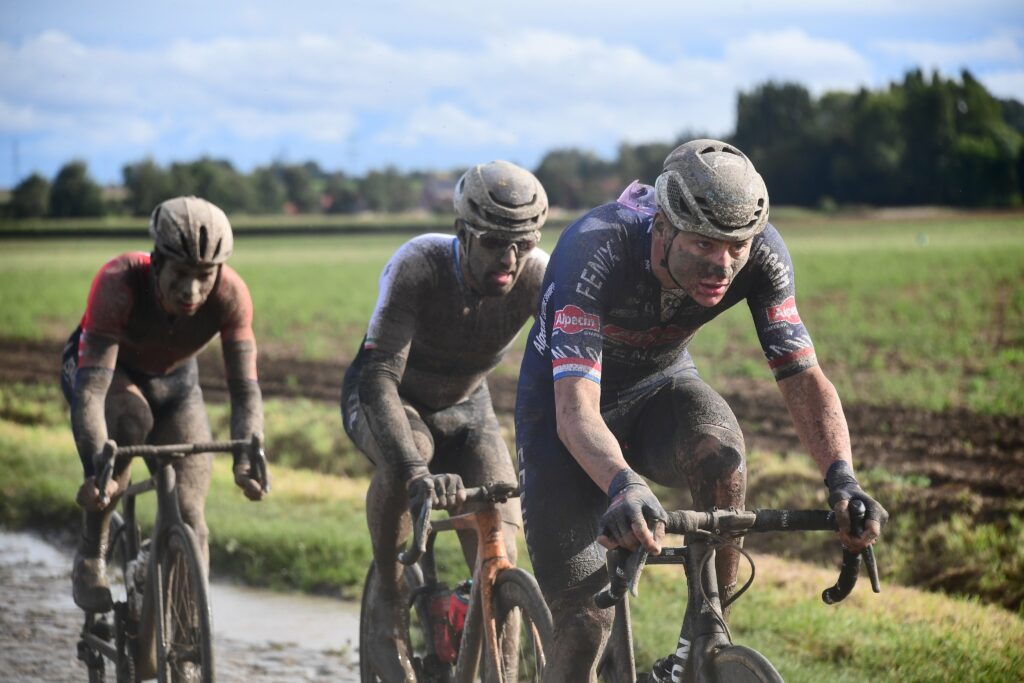 París Roubaix 2021 Van der Poel con barro