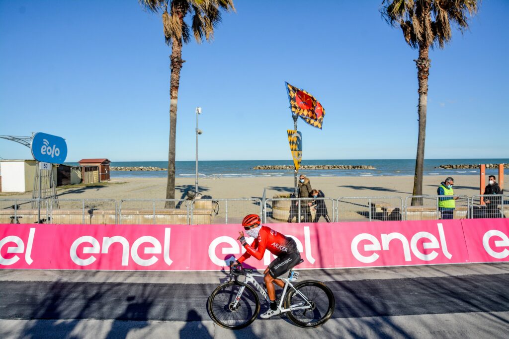 Nairo con el mar de fondo
