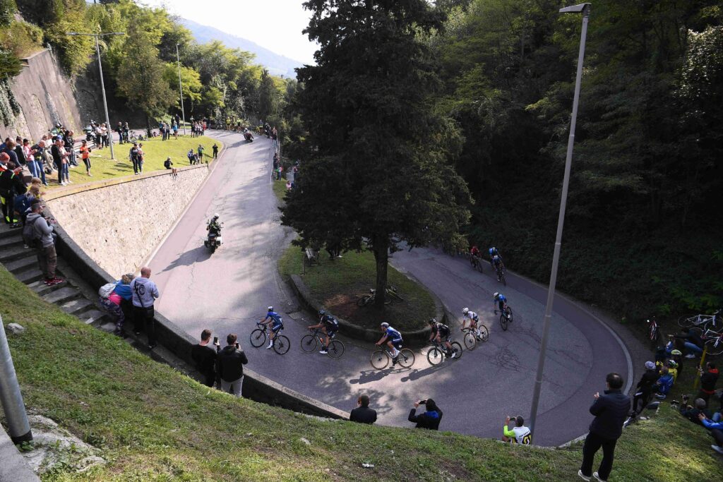 Lombardía 2021 con el pelotón