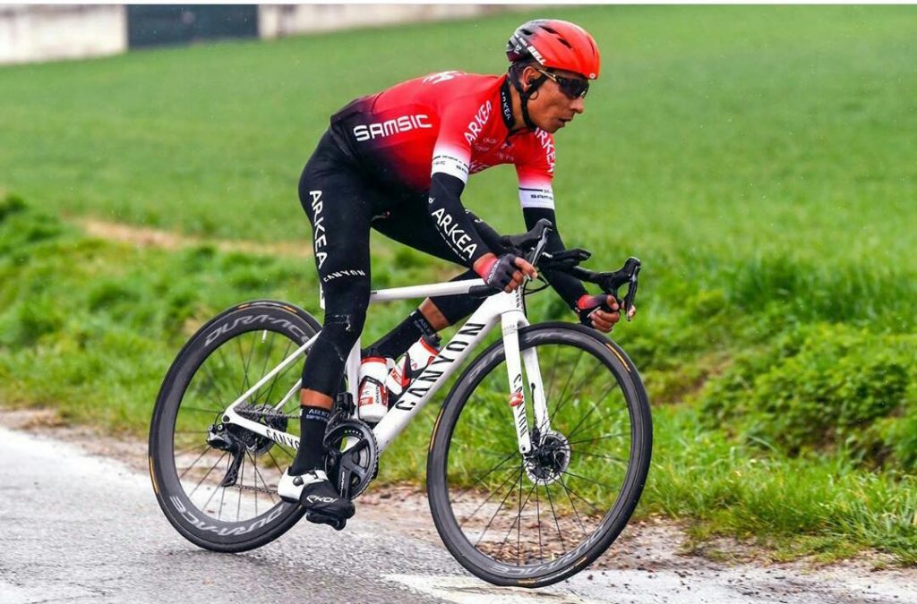 Nairo en plena carrera con el Arkea