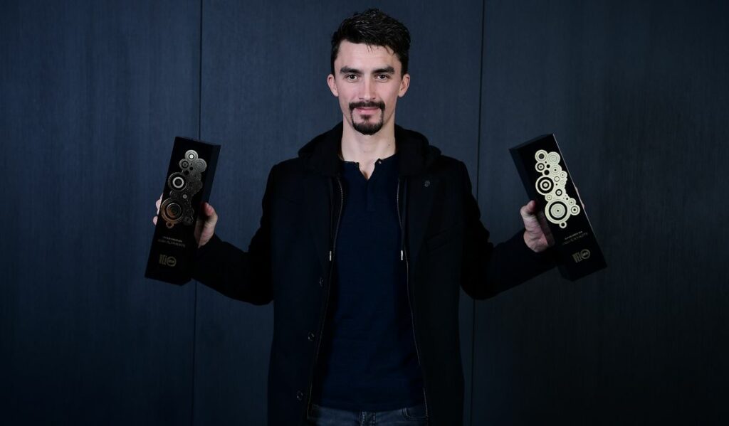 Alaphilippe con el trofeo de Velo d oro