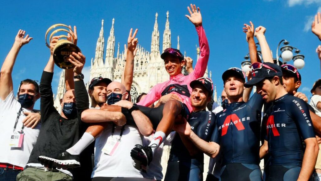 Egan Bernal celebra con su equipo