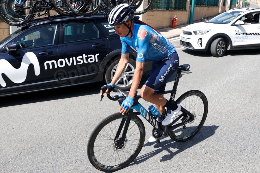 Enric Mas luego de una caída