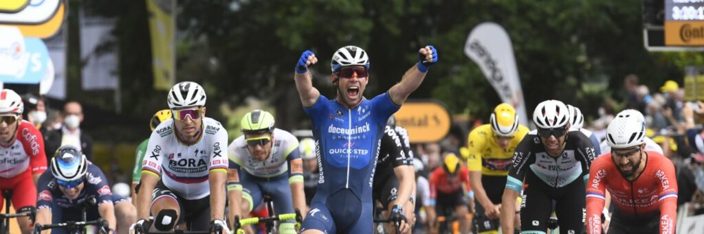 Mark Cavendish celebra en la meta