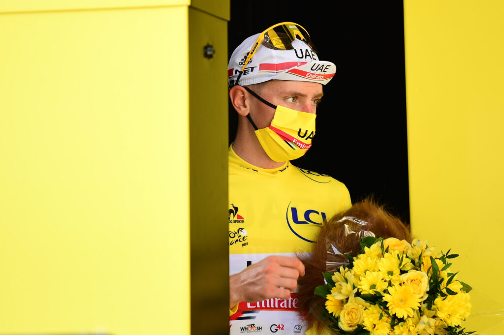 Tadej Pogacar con premios del Tour de Francia