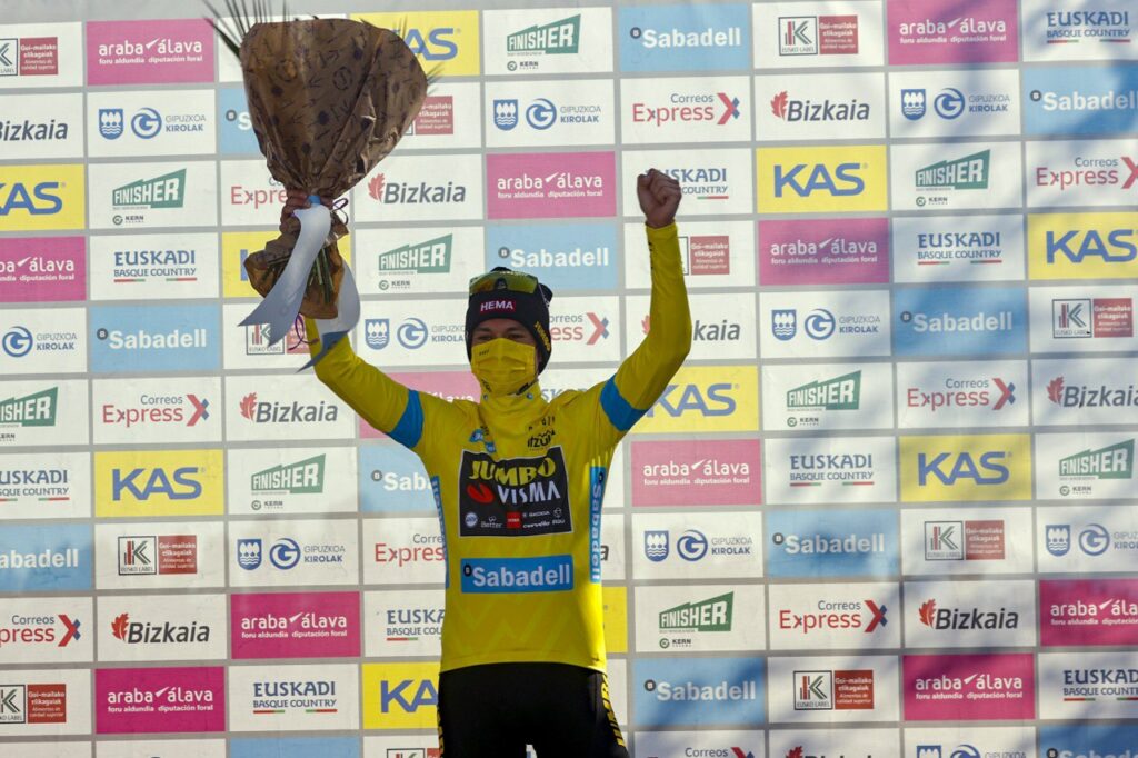 Roglic rosas en podio