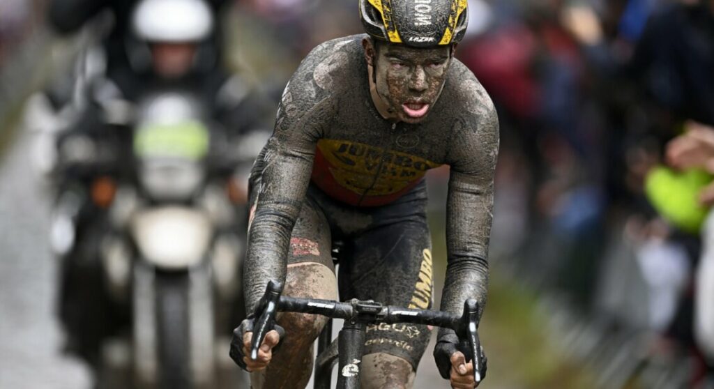 Van Aert lleno de barro