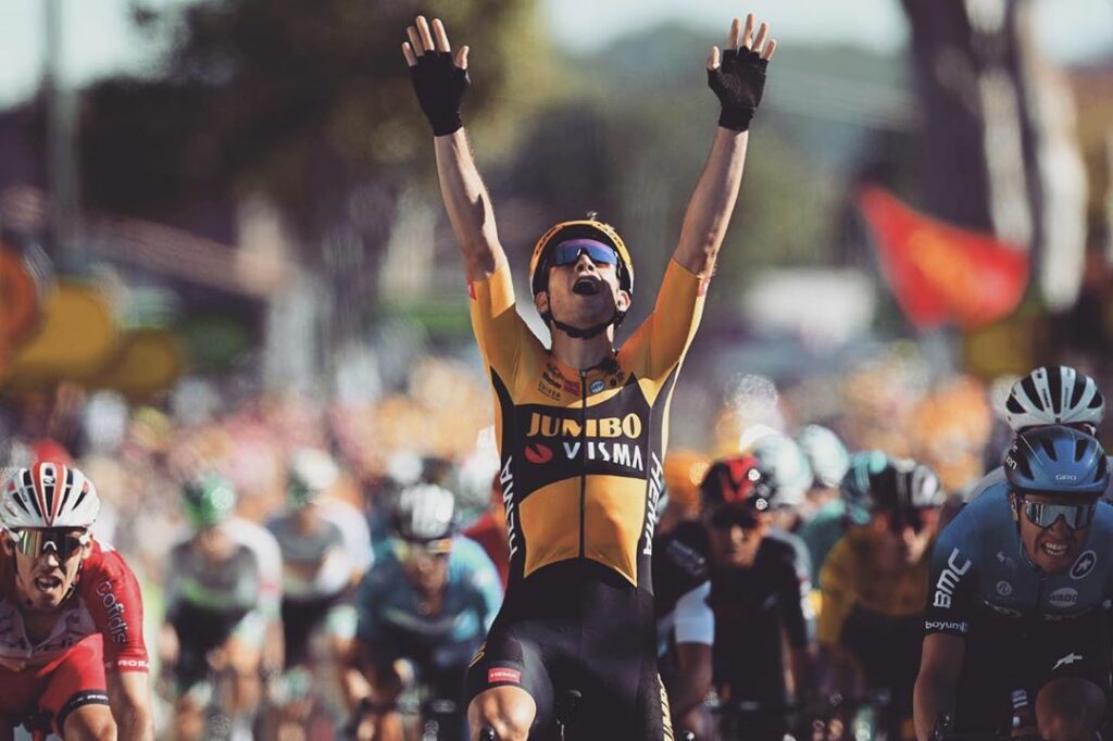 Wout Van Aert levanta las manos