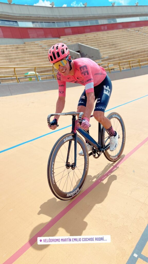 Rigoberto Urán entrena en el velódromo de Medellín, para la temporada del 2022