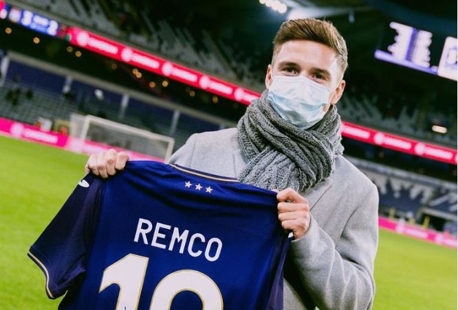 Remco Evenepoel recuerda su pasado como futbolista acompañando al Anderlecht