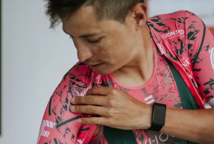 Esteban Chaves estrena uniforme con el EF, con quienes correrá en el 2022