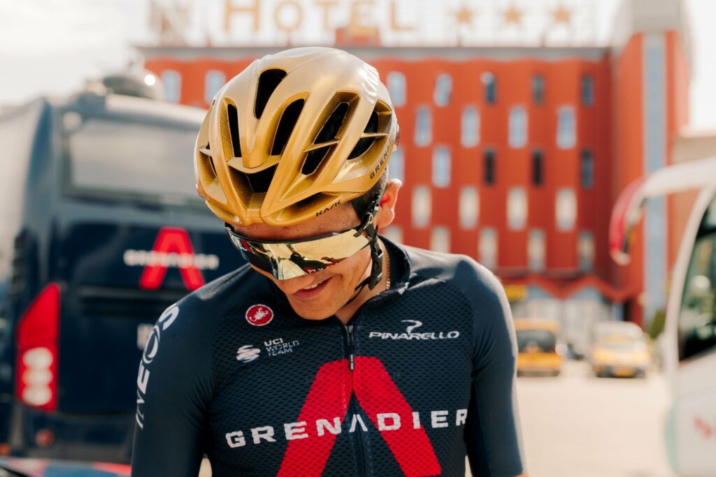 Richard Carapaz envía un mensaje sobre el uso del casco en el ciclismo
