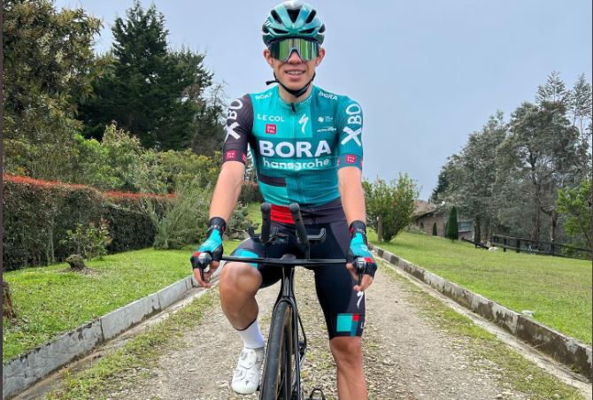 Sergio Higuita se prepara para la crono, tras su llegada al Bora en 2022