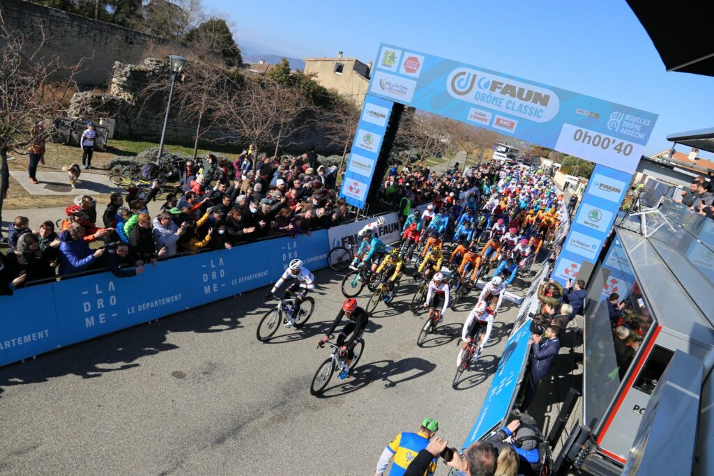 Pelotón saliendo de carrera