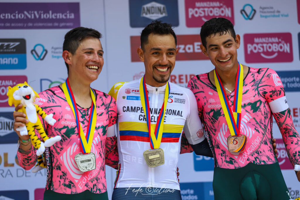podio con Daniel Martínez, Esteban Chaves y Diego Camargo