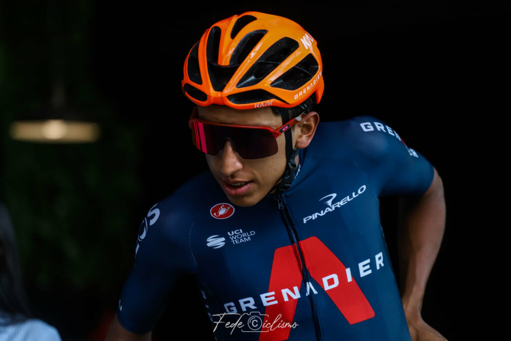 Ineos Grenadiers Egan Bernal salir hospital