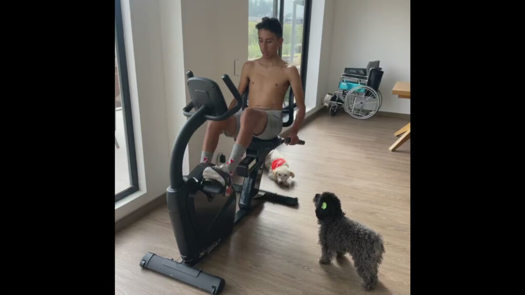 Egan Bernal entrenando en su casa