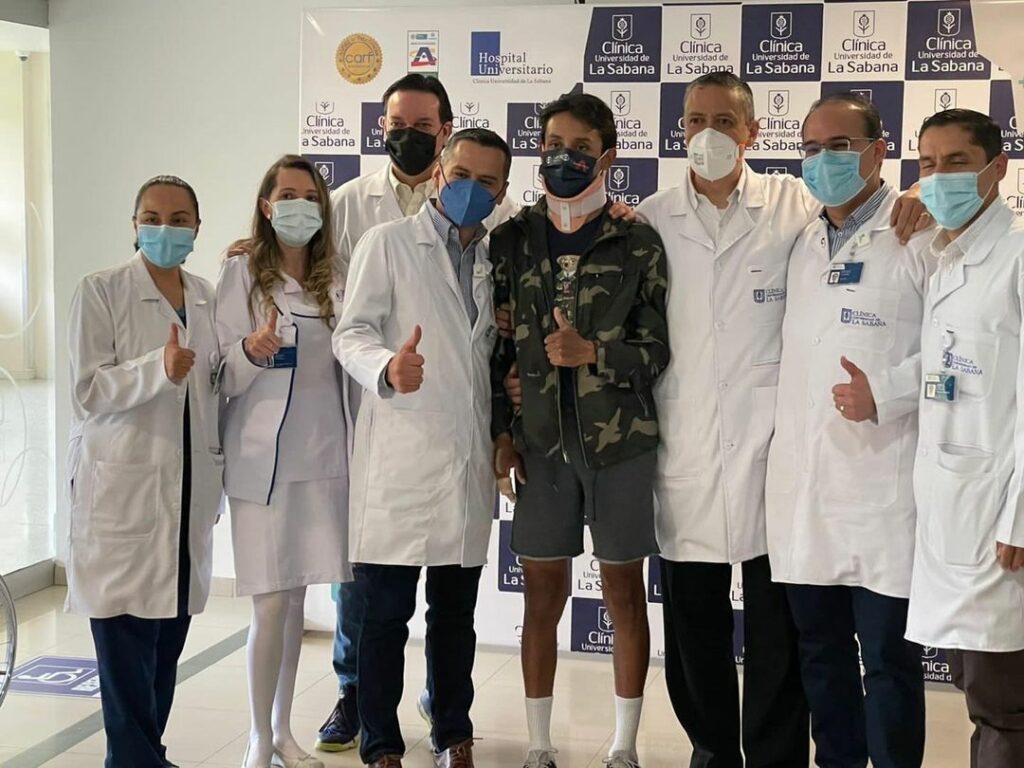 Egan saliendo de la Universidad de la sabana