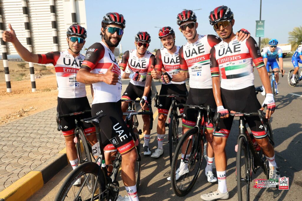 Fernando Gaviria junto al UAE Team Emirates tras la etapa 1 del Tour de Omán 2022