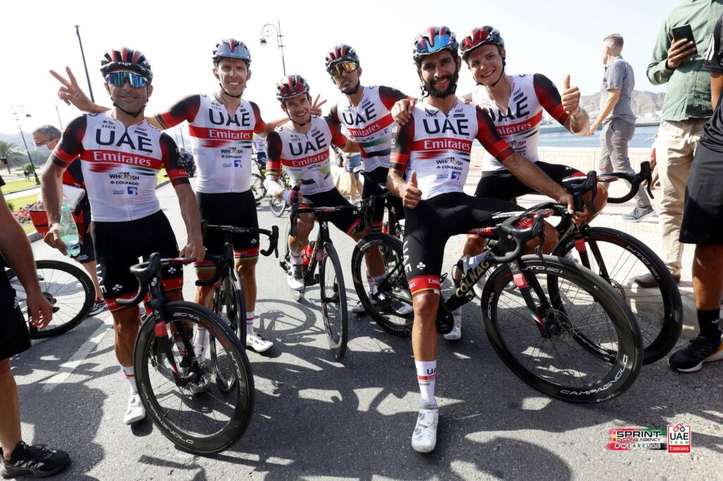 equipo UAE alrededor de Gaviria