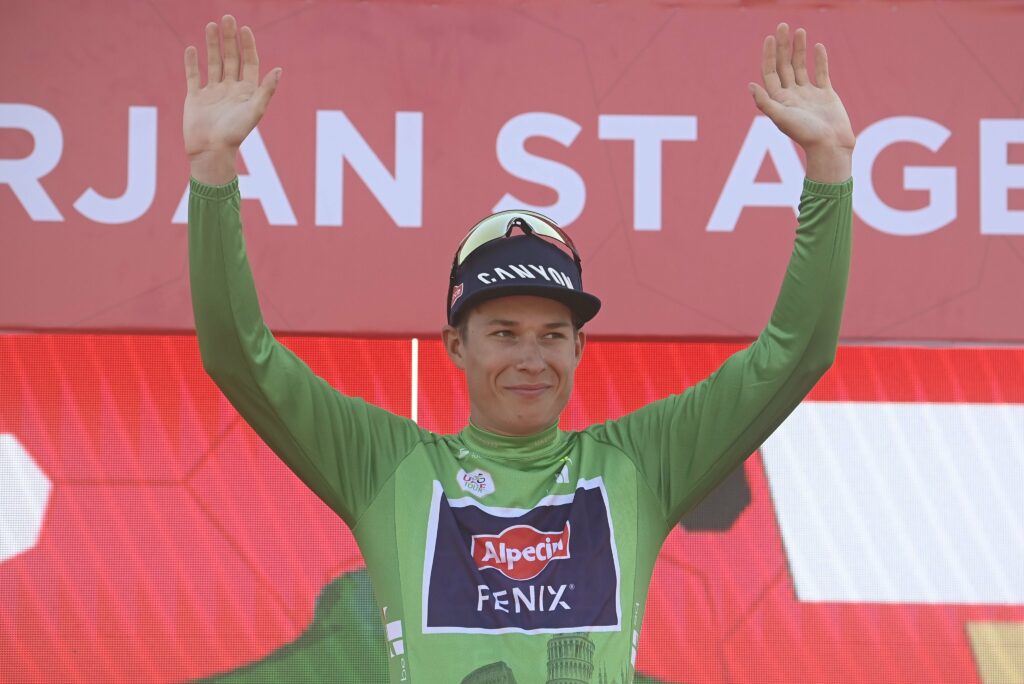 Jasper Philipsen celebrando con manos en alto