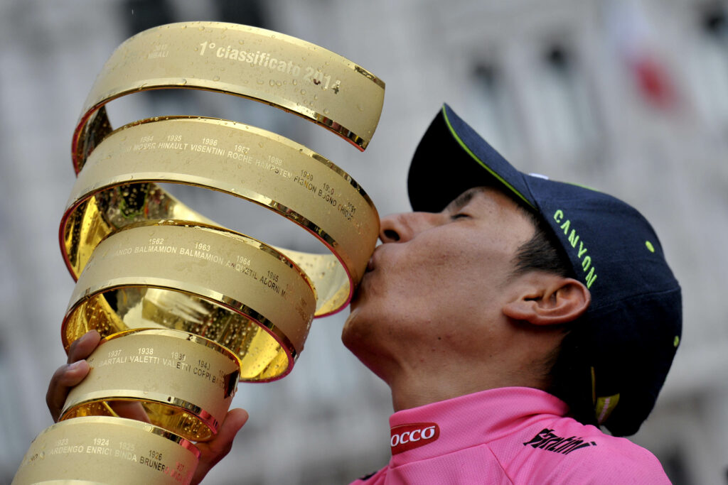 Nairo Quintana besa amore infinito Giro de Italia