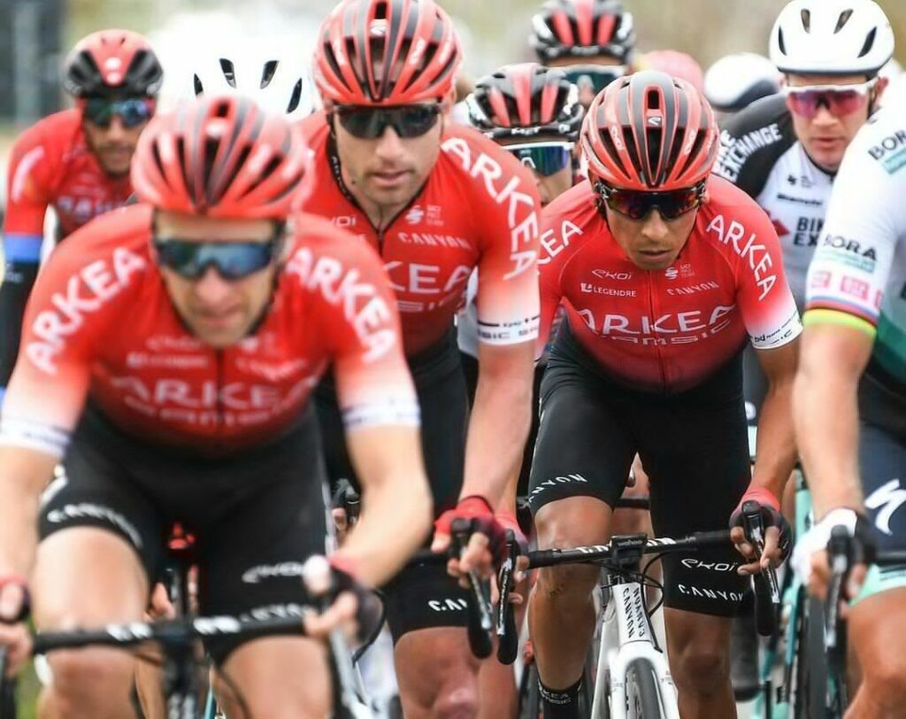 Nairo Quintana en competencia con otros corredores del Arkea