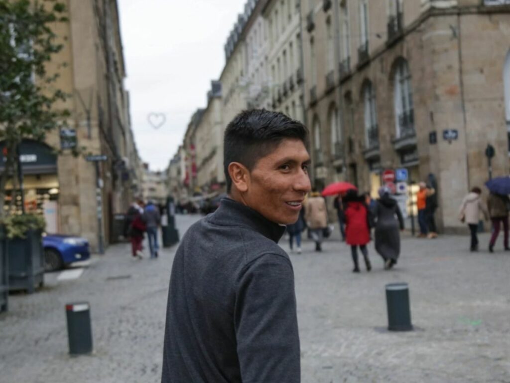 Nairo Quintana sonríe mientras camina