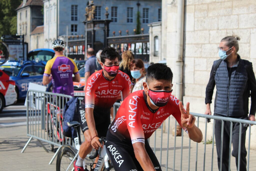 Nairo Quintana con Dayer previo a una etapa