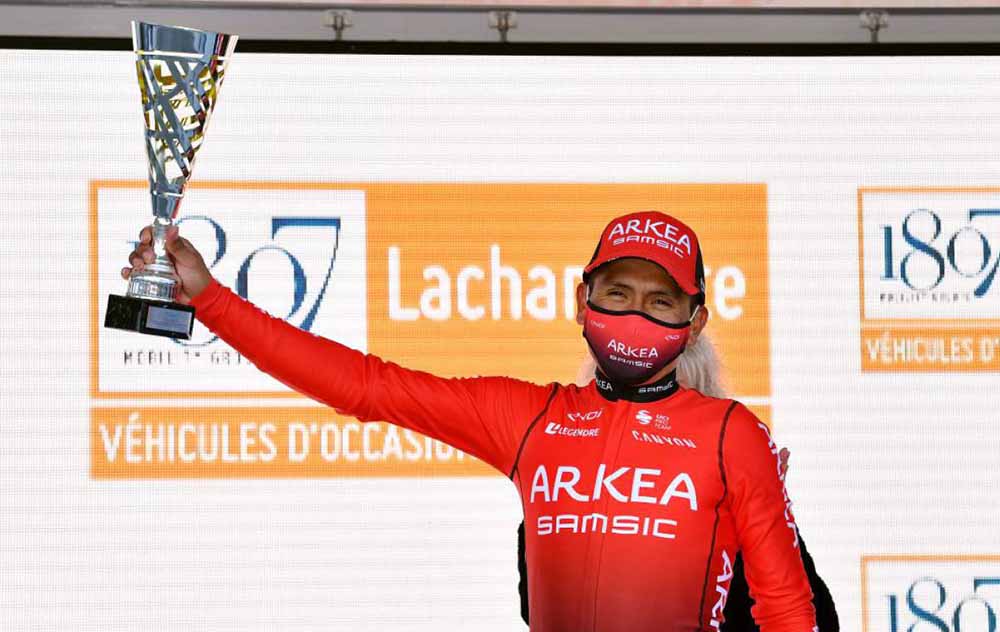 Nairo Quintana levantando un trofeo