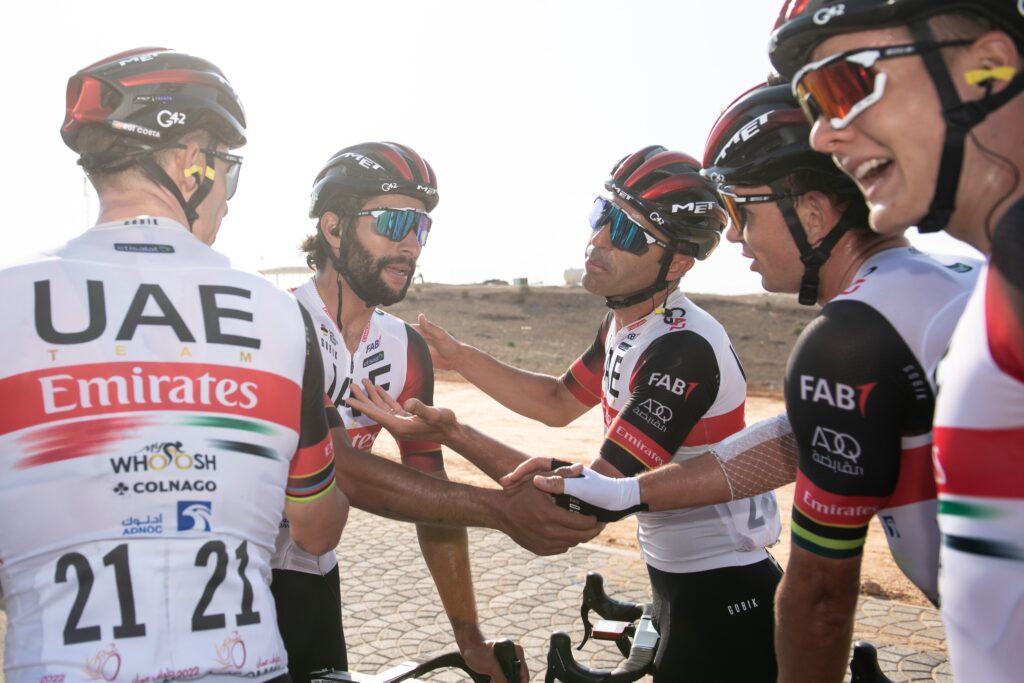 Celebra con sus compañeros del UAE en Omán 2022 etapa 1
